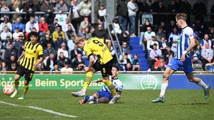 Julian Rijkhoff (Nummer neun) erzielt das vierte Tor für Dortmund.