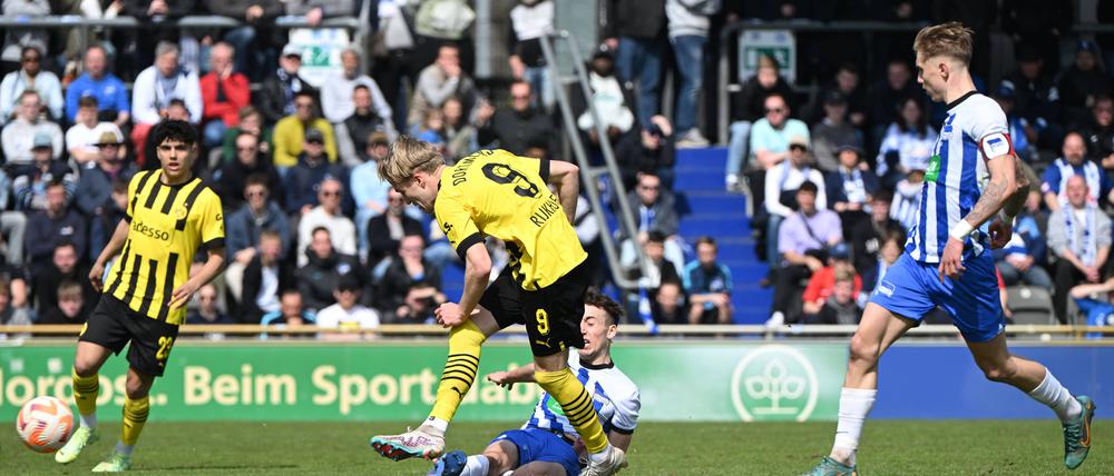 Julian Rijkhoff (Nummer neun) erzielt das vierte Tor für Dortmund. 