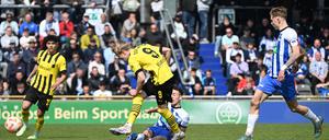 Julian Rijkhoff (Nummer neun) erzielt das vierte Tor für Dortmund. 