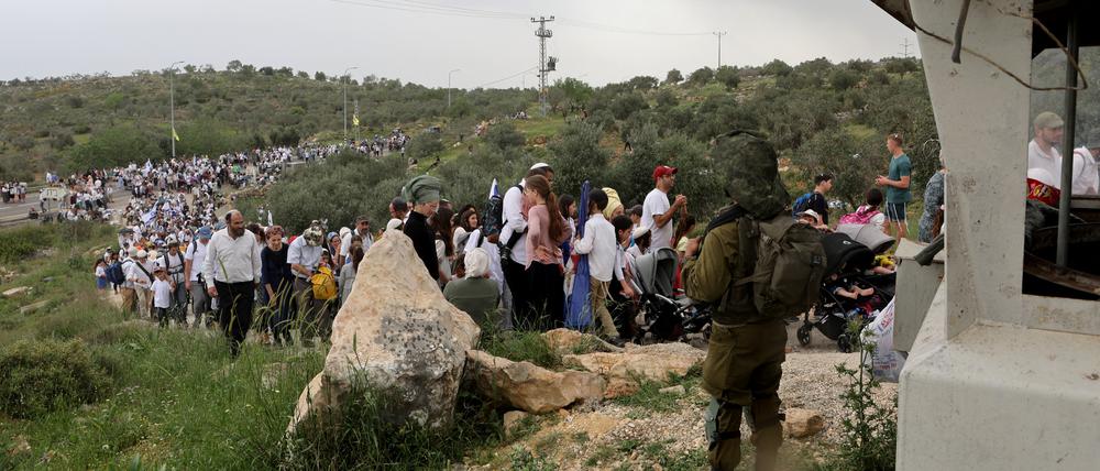 Israelischer Siedler beim Solidaritätsmarsch im Westjordanland.