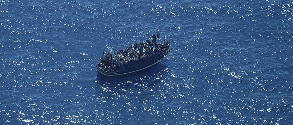 Dieses von der deutschen humanitären Organisation „Sea-Watch“ verbreitete Bild zeigt ein in Seenot geratenes Boot mit rund 400 Menschen an Bord im zentralen Mittelmeer. 