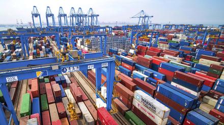Zahlreiche Container stehen im Hafen von Qingdao, China. Die Unterbrechung der Lieferketten in China gilt als größte Gefahr. 