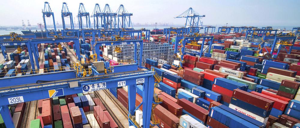 Zahlreiche Container stehen im Hafen von Qingdao, China. Die Unterbrechung der Lieferketten in China gilt als größte Gefahr.
