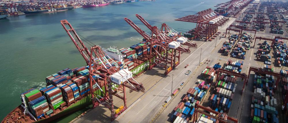 Ein Containerschiff liegt im Hafen in der ostchinesischen Provinz Shandong.