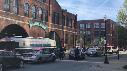 Louisville Metro Police deploy for an "active police situation" that includes mass casualties near Slugger Field in Louisville, Kentucky, U.S. April 10, 2023.  Michael Clevenger/USA Today Network via REUTERS. NO RESALES. NO ARCHIVES. MANDATORY CREDIT