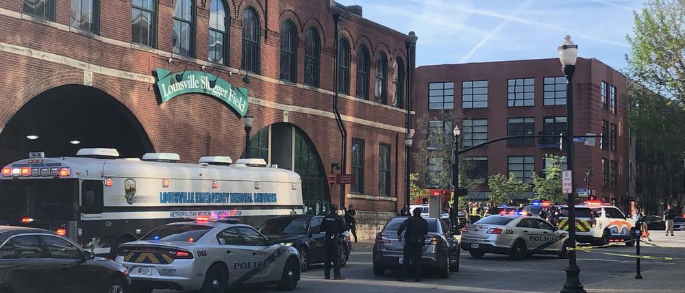Louisville Metro Police deploy for an "active police situation" that includes mass casualties near Slugger Field in Louisville, Kentucky, U.S. April 10, 2023. Michael Clevenger/USA Today Network via REUTERS. NO RESALES. NO ARCHIVES. MANDATORY CREDIT