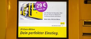 Eine Ticketautomat der BVG mit Werbung fuer den Abo mit dem 29 Euro Ticket in Berlin am 1. Oktober 2022. Erster Tag des 29 Euro Ticket fuer den oeffentlichen Verkehr in Berlin - Features *** A BVG ticket vending machine advertising the 29 Euro ticket subscription in Berlin on October 1, 2022 First day of the 29 Euro ticket for public transport in Berlin features 