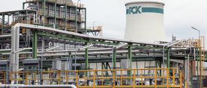 Ein Turm mit einem «PCK»-Logo ist auf dem Gelände der Raffinerie PCK zu sehen.