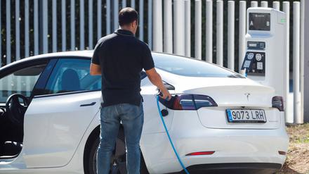 Ein Tesla-Auto wird geladen.