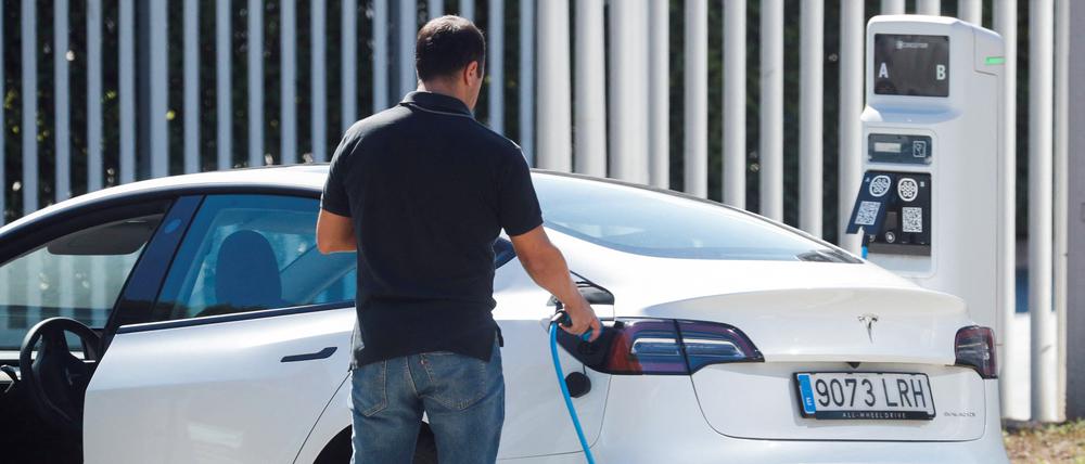 Ein Tesla-Auto wird geladen.