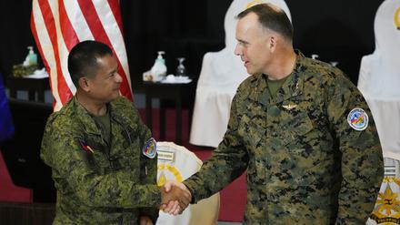 Generalmajor Eric Austin (r), Übungsleiter der US Marine Corp, und Generalmajor Marvin Licudin, Übungsleiter der philippinischen Armee, schütteln sich bei der Eröffnungszeremonie einer gemeinsamen Militärübung die Hände. 
