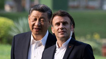 Chinas Präsident Xi Jingping (r.) und Frankreichs Präsident Emmanuel Macron bei einem gemeinsamen Treffen in China.