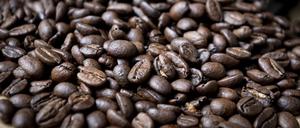 Geröstete Kaffeebohnen liegen auf einem Tisch. Der ohnehin hohe Kaffeekonsum in Deutschland ist auf Rekordniveau gestiegen.