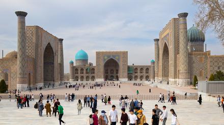 Der "Registan" (Sandplatz) in Samarkand, Höhepunkt islamischer Architektur: Links die Medrese Ulughbek, in der Mitte die Medrese Tella-kari mit Moschee und rechts die Medrese Schir-dar, einst Orte islamischer Gelehrsamkeit. 
Foto: Staatliche MUseen zu Berlin / MUseum für Vor- und Frühgeschichte / Christof Hannemann