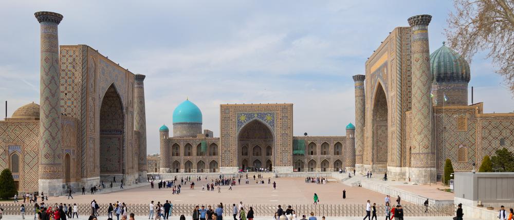 Der "Registan" (Sandplatz) in Samarkand, Höhepunkt islamischer Architektur: Links die Medrese Ulughbek, in der Mitte die Medrese Tella-kari mit Moschee und rechts die Medrese Schir-dar, einst Orte islamischer Gelehrsamkeit.
Foto: Staatliche MUseen zu Berlin / MUseum für Vor- und Frühgeschichte / Christof Hannemann