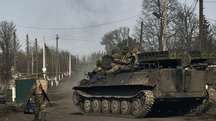 Ukrainische Soldaten fahren auf einem gepanzerten Mannschaftstransportwagen auf einer Straße in Bachmut (Archivbild).