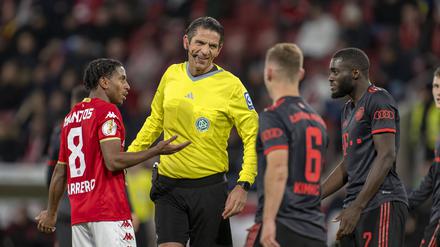 Schiedsrichter Deniz Aytekin mit Leandro Barreiro, FSV Mainz, und Dayot Upamecano, FC Bayern München