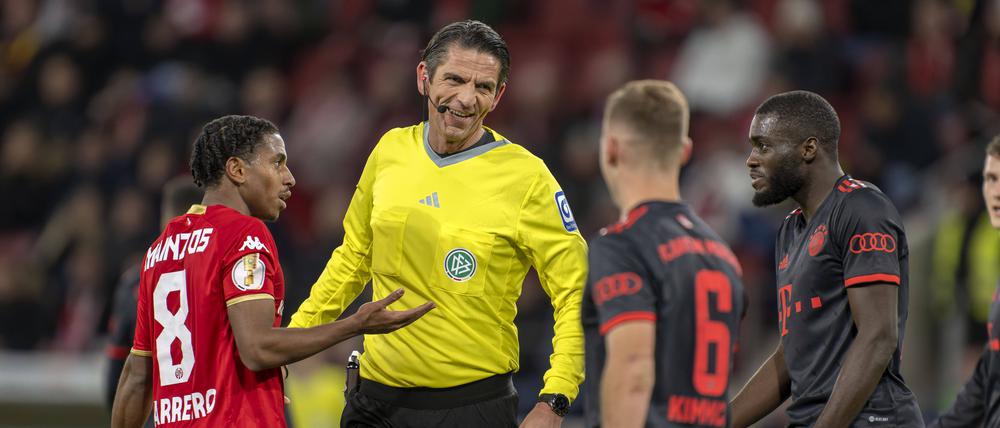 Schiedsrichter Deniz Aytekin mit Leandro Barreiro, FSV Mainz, und Dayot Upamecano, FC Bayern München