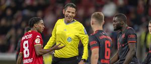 Schiedsrichter Deniz Aytekin mit Leandro Barreiro, FSV Mainz, und Dayot Upamecano, FC Bayern München