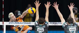 Im Pokalfinale gewannen die Berliner um Marek Sotola (l.) 3:1 gegen Düren.