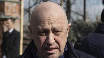 Jewgeni Prigoschin nimmt an der Beisetzung des getöteten russischen Militärbloggers Tatarski auf dem Friedhof von Trojekurowskoje teil. (Archivbild)