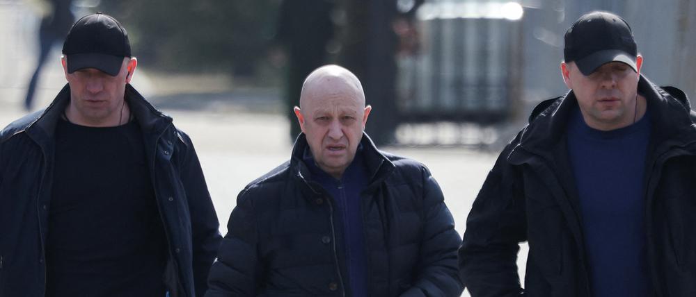 Der Gründer der privaten Söldnergruppe Wagner, Jewgeni Prigoschin, verlässt einen Friedhof vor der Beerdigung des russischen Militärbloggers Maxim Fomin.