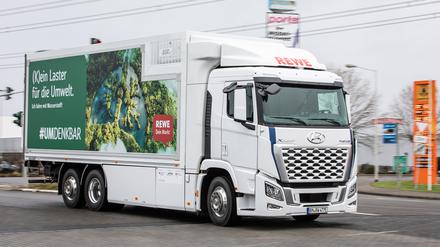 Ein Wasserstoff-Brennzellen-LKW Hyundai Xcient Fuel Cell auf dem Gelände des Rewe-Logistikzentrums in Köln-Langel.