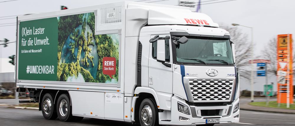 Ein Wasserstoff-Brennzellen-LKW Hyundai Xcient Fuel Cell auf dem Gelände des Rewe-Logistikzentrums in Köln-Langel.