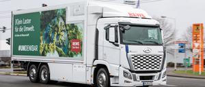 Ein Wasserstoff-Brennzellen-LKW Hyundai Xcient Fuel Cell auf dem Gelände des Rewe-Logistikzentrums in Köln-Langel.