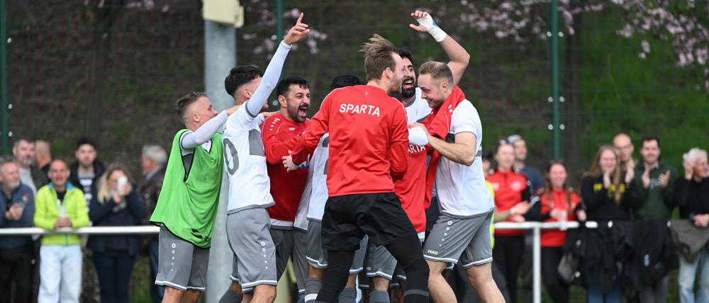 Riesenjubel bei Spartas Spielern nach dem Tor zum 4:1 gegen den BFC. 