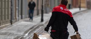 Ein Mitarbeiter des Kurierdienstes DPD liefert Pakete aus.