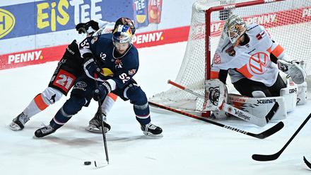 Grizzlys-Goalie Dustin Strahlmeier lässt die Münchner Angreifer reihenweise verzweifeln.