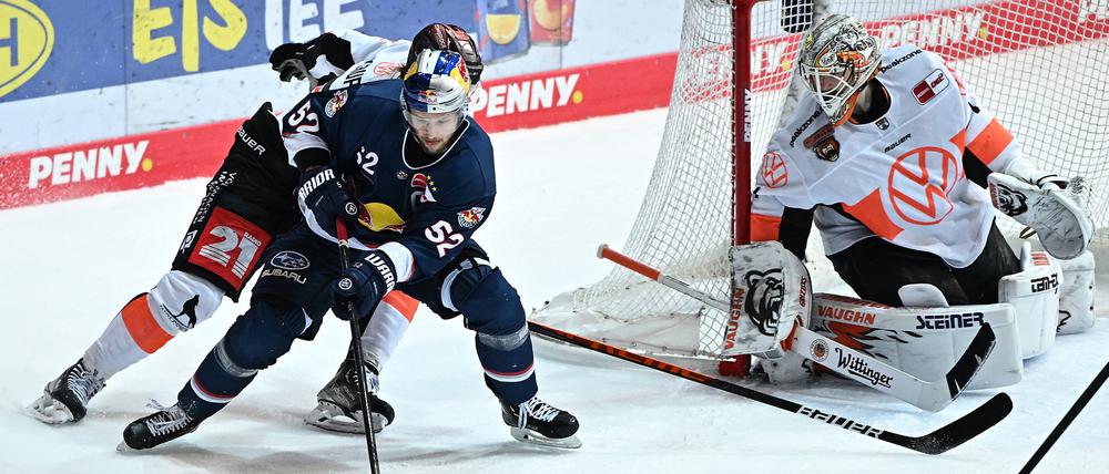 Grizzlys-Goalie Dustin Strahlmeier lässt die Münchner Angreifer reihenweise verzweifeln.