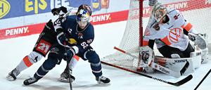 Grizzlys-Goalie Dustin Strahlmeier lässt die Münchner Angreifer reihenweise verzweifeln.