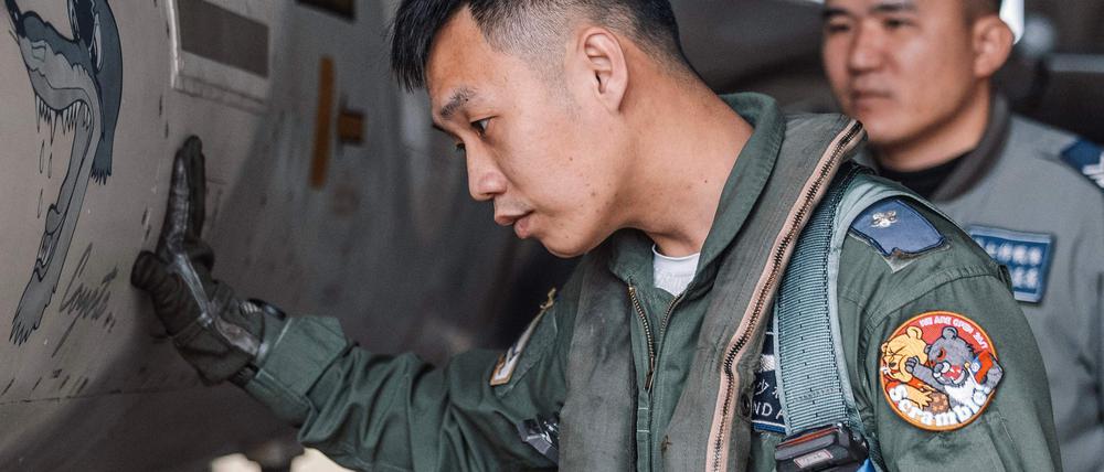 Foto des taiwanesischen Kampfjet-Piloten mit den Anti-China-Aufnäher.
