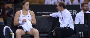 Jule Niemeier sitzt in einer Pause neben Teamchef Rainer Schüttler. Die deutschen Tennis-Damen treten mit Teamchef Rainer Schüttler am Freitag und Samstag in Stuttgart gegen Brasilien an.