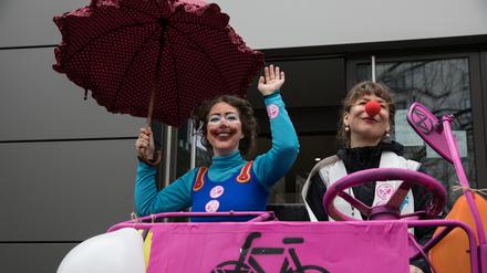Aktivisten von „Extinction Rebellion“ demonstrieren am 1. April 2023 vor dem Laden eines Luxusautoherstellers am Kurfürstendamm in Berlin.