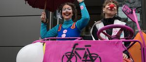 Aktivisten von „Extinction Rebellion“ demonstrieren am 1. April 2023 vor dem Laden eines Luxusautoherstellers am Kurfürstendamm in Berlin.