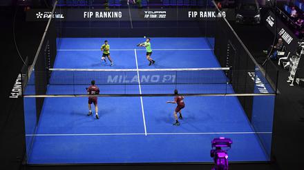 Im Käfig. Padel ist eine Mischung aus Tennis und Squash, nur viel sozialer.