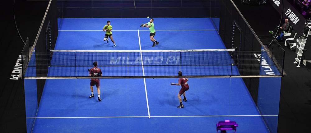 Im Käfig. Padel ist eine Mischung aus Tennis und Squash, nur viel sozialer.