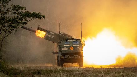 Ein High Mobility Artillery Rocket System wird während einer Live-Feuerübung mit philippinischen und US-amerikanischen Truppen am 31. März 2023.