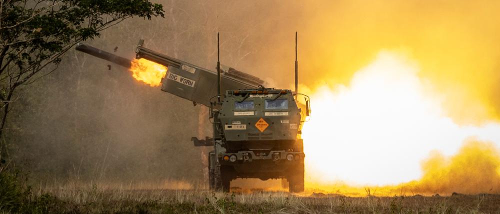 Ein High Mobility Artillery Rocket System wird während einer Live-Feuerübung mit philippinischen und US-amerikanischen Truppen am 31. März 2023.