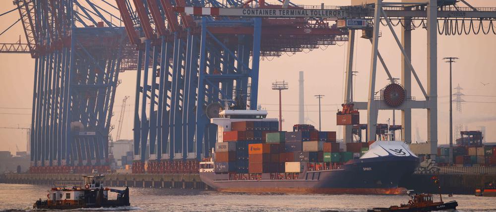 Das Containerschiff «Spirit» liegt am Terminal Tollerort der Hamburger Hafen und Logistik AG (HHLA).