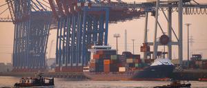 Das Containerschiff «Spirit» liegt am Terminal Tollerort der Hamburger Hafen und Logistik AG (HHLA) an.