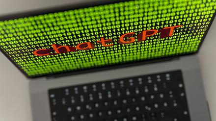 Grüner Binär-Code auf Bildschirm mit Schriftzug „chatGPT“ (Symbolbild)