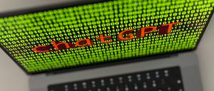 Grüner Binär-Code auf Bildschirm mit Schriftzug „chatGPT“ (Symbolbild)