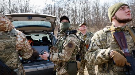 Recruits of the Steel Border storm brigade practise launching drones, at the unit's base in central Ukraine March 24, 2023. REUTERS/Alina Yarysh