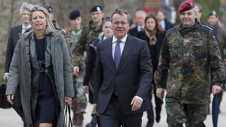 Verteidigungsminister Boris Pistorius besucht mit der niederländischen Kollegin Kajsa Ollongren und Generalleutnant Alfons Mais, Inspekteur des Heeres, eine deutsch-niederländische Brigade. 