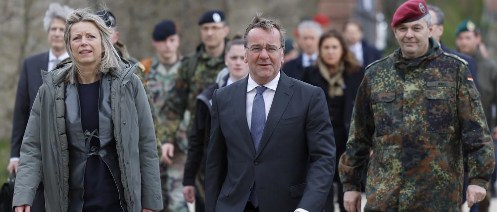 Verteidigungsminister Boris Pistorius besucht mit der niederländischen Kollegin Kajsa Ollongren und Generalleutnant Alfons Mais, Inspekteur des Heeres, eine deutsch-niederländische Brigade.