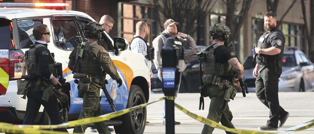 Mehrere Polizisten treffen am Tatort ein. Bei einer Schusswaffenattacke im US-Bundesstaat Kentucky sind mehrere Menschen ums Leben gekommen.